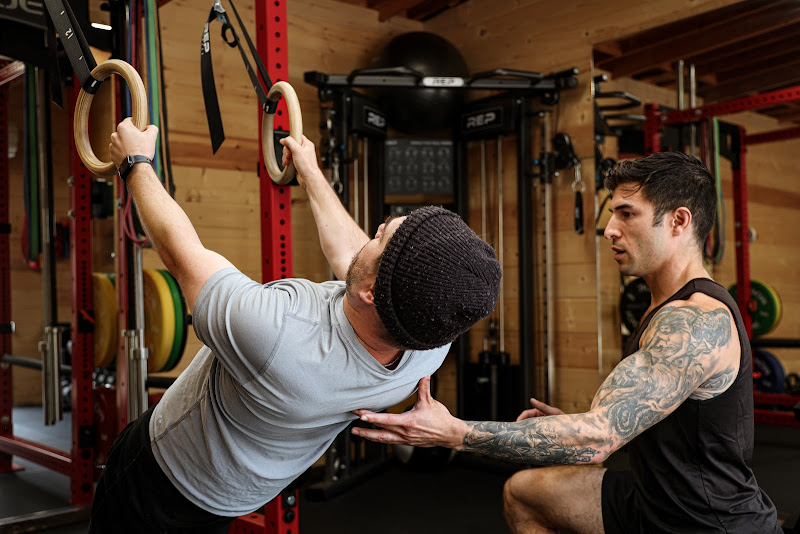 Adlee Fayyaz coaching a client through deadlifts